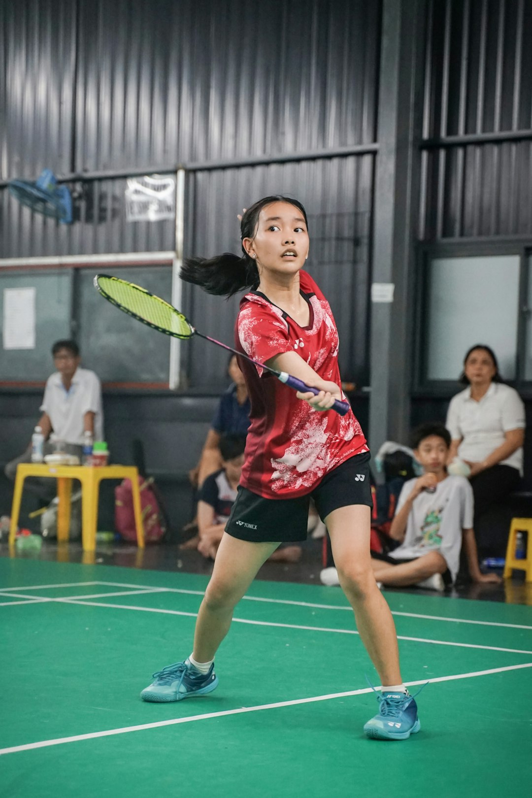 a-woman-holding-a-tennis-racquet-on-top-of-a-tennis-court-odgujrdop5s